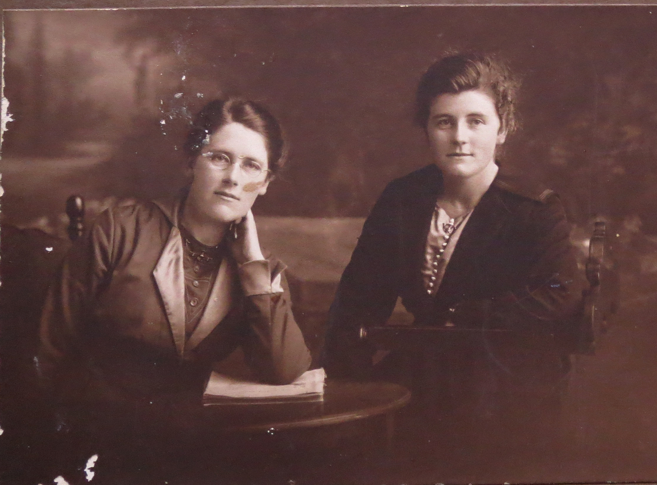Photo of photos/Emma May McLennan (b1896) & Olive